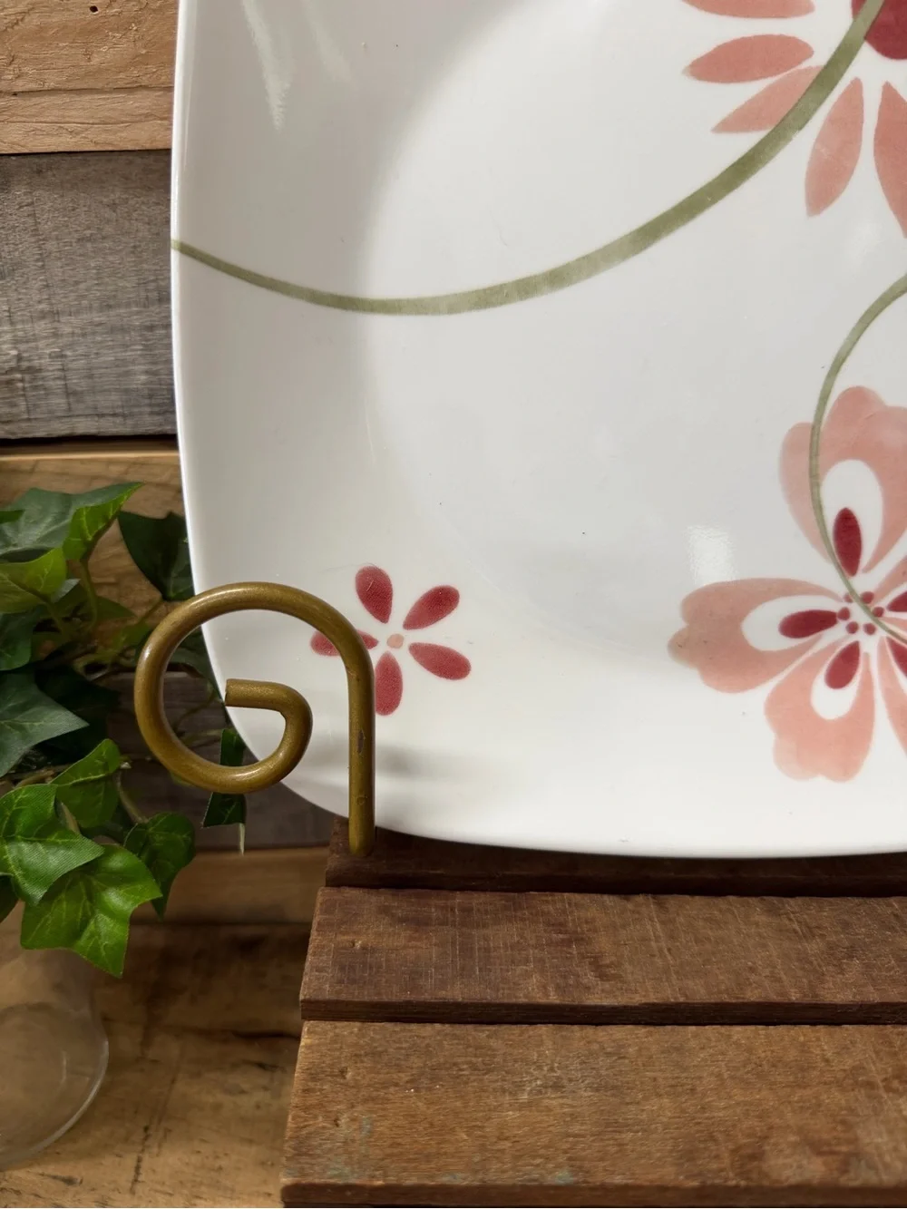 Gold Wrought Iron Scroll Display Wall Plate Rack